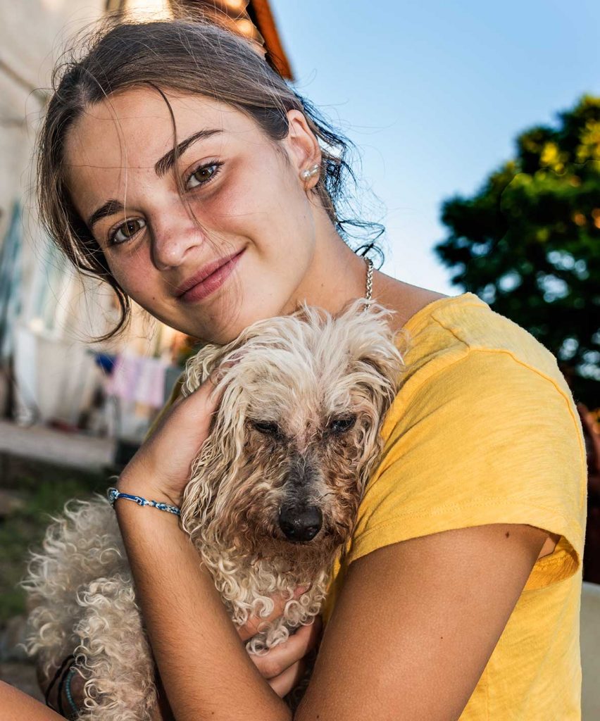 imagen-perro-caniche-chica-abrazo