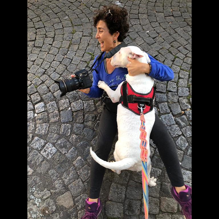 fotógrafa-con-perro-en-el-pavimento-montmartre-Paris