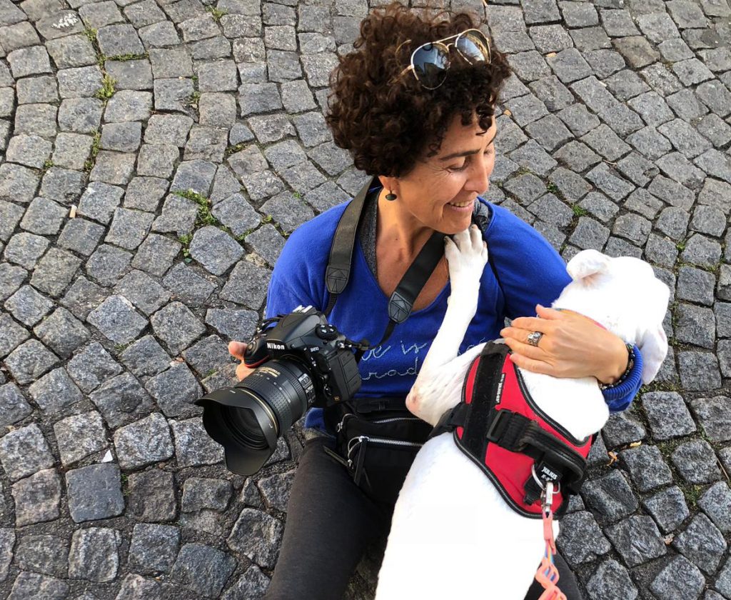 fotógrafa-con-perro-en-el-pavimento-montmartre-Paris