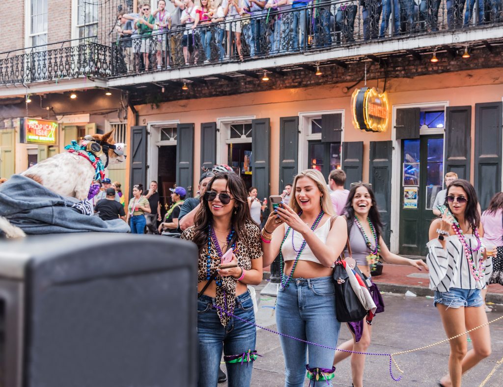 perro-chicas-fotografiando-mardigras-2019